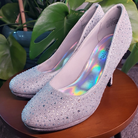 Silver Slipper Mirage Heel Size 8 Wide - Picture 2 of 7